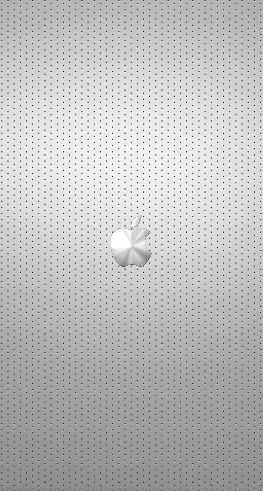 銀色 Apple 標誌在穿孔金屬灰色背景上