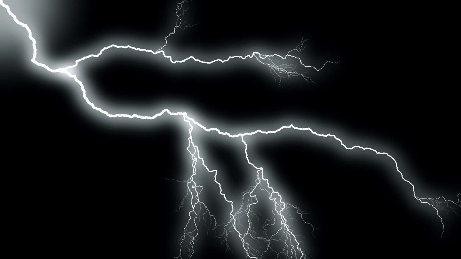 明亮的閃電照亮了黑暗的暴風雨天空。