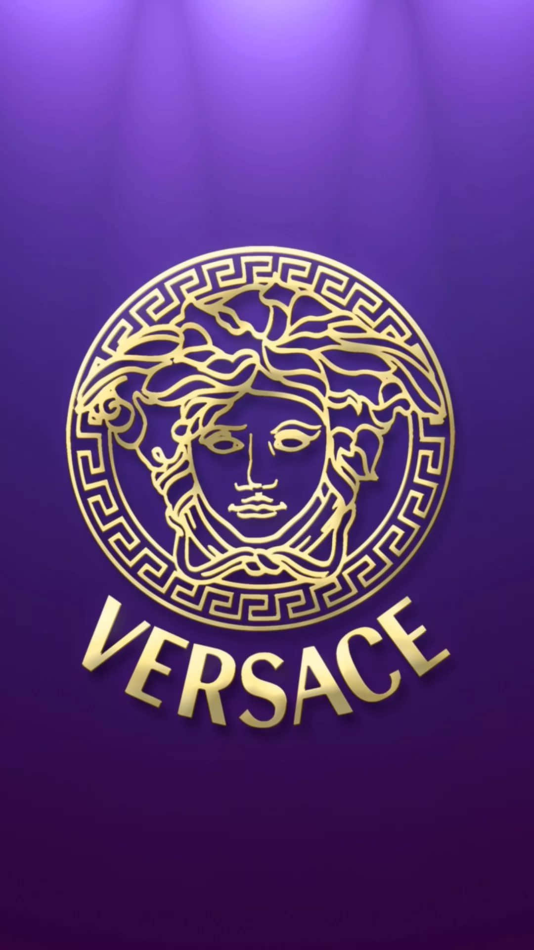 以限量版 Versace iPhone 領跑時尚 壁紙 — 金色美杜莎標誌和Versace文字在豐富的紫色漸變背景上閃耀。