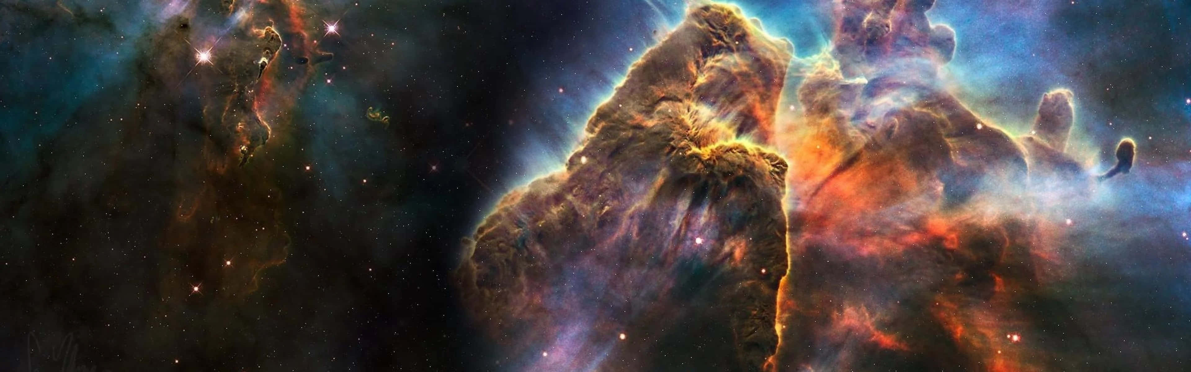 在繁星點點的空間中，一座高聳的宇宙柱閃耀著橙色和藍色。