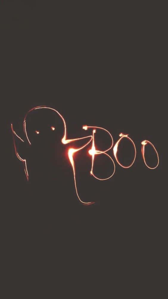 一個鬼魂和以發光橙色火花軌跡組成的「BOO」字樣，背景為深色。