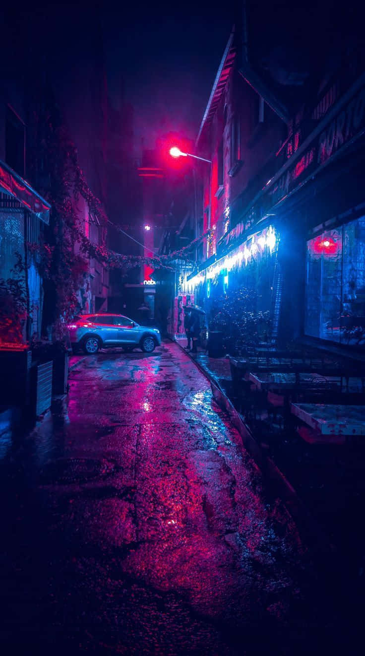 雨濕的小巷在夜晚閃爍著紅藍霓虹燈光。