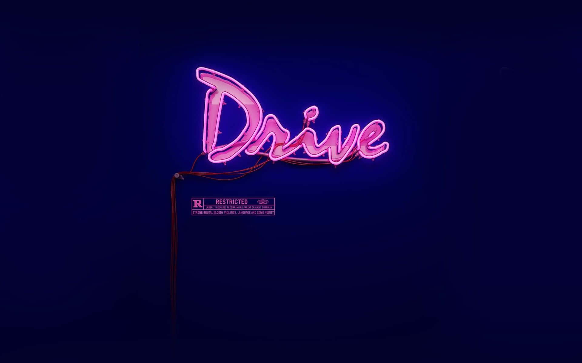 粉紅色霓虹燈牌，上面寫著「Drive」，並帶有限制標籤，背景為深藍色。