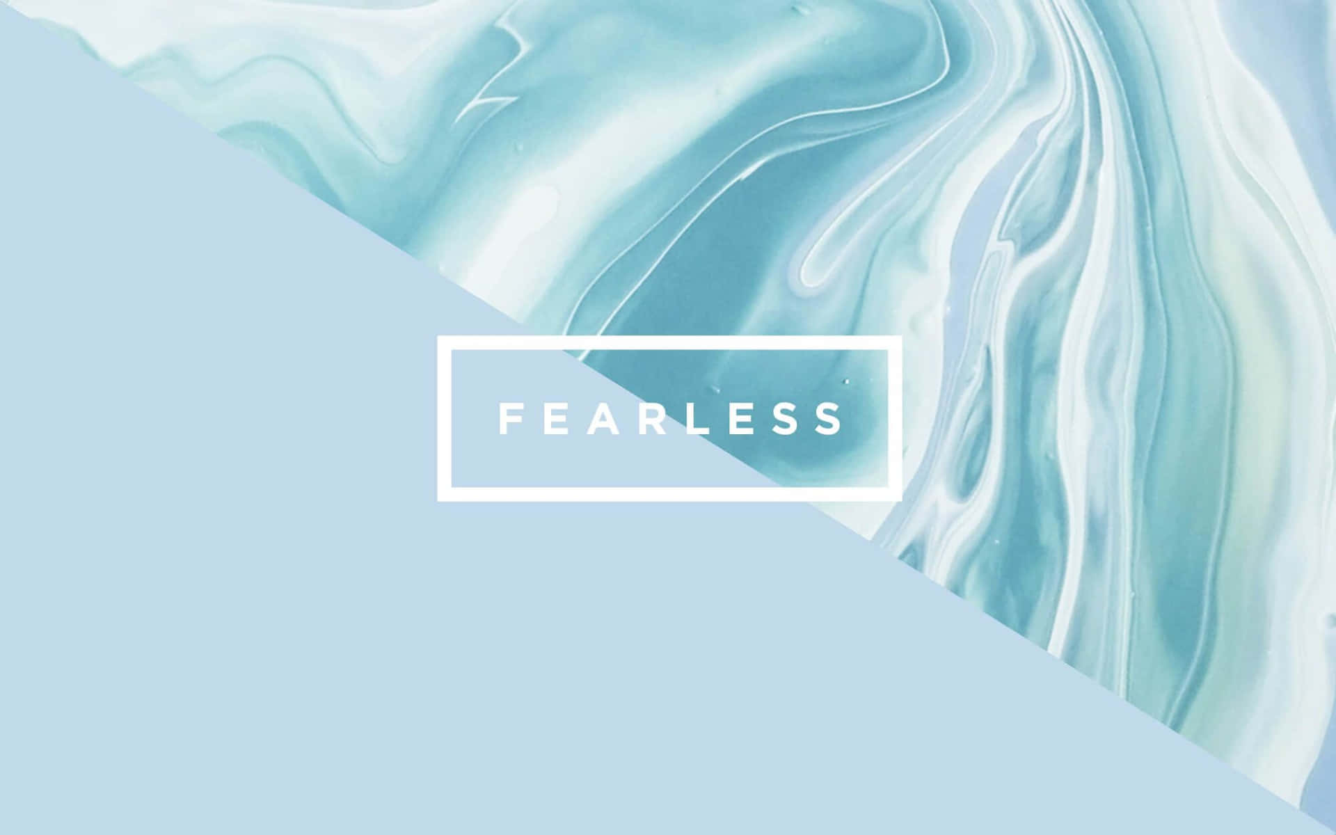 令人平靜的抽象藍白大理石設計，白色方框中帶有 fearless 一詞。