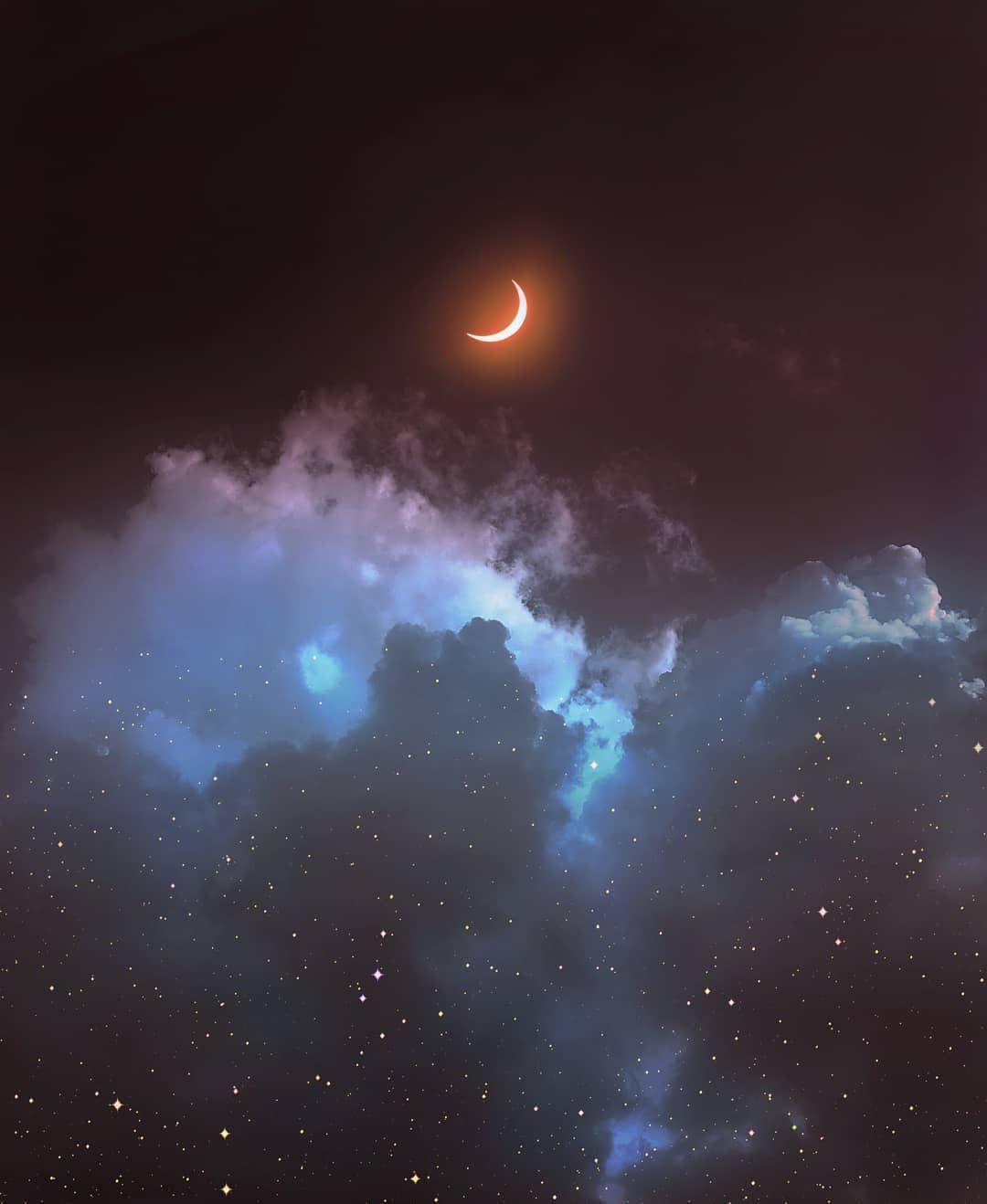 彎月懸掛在星空之上，伴隨著發光的藍色雲層