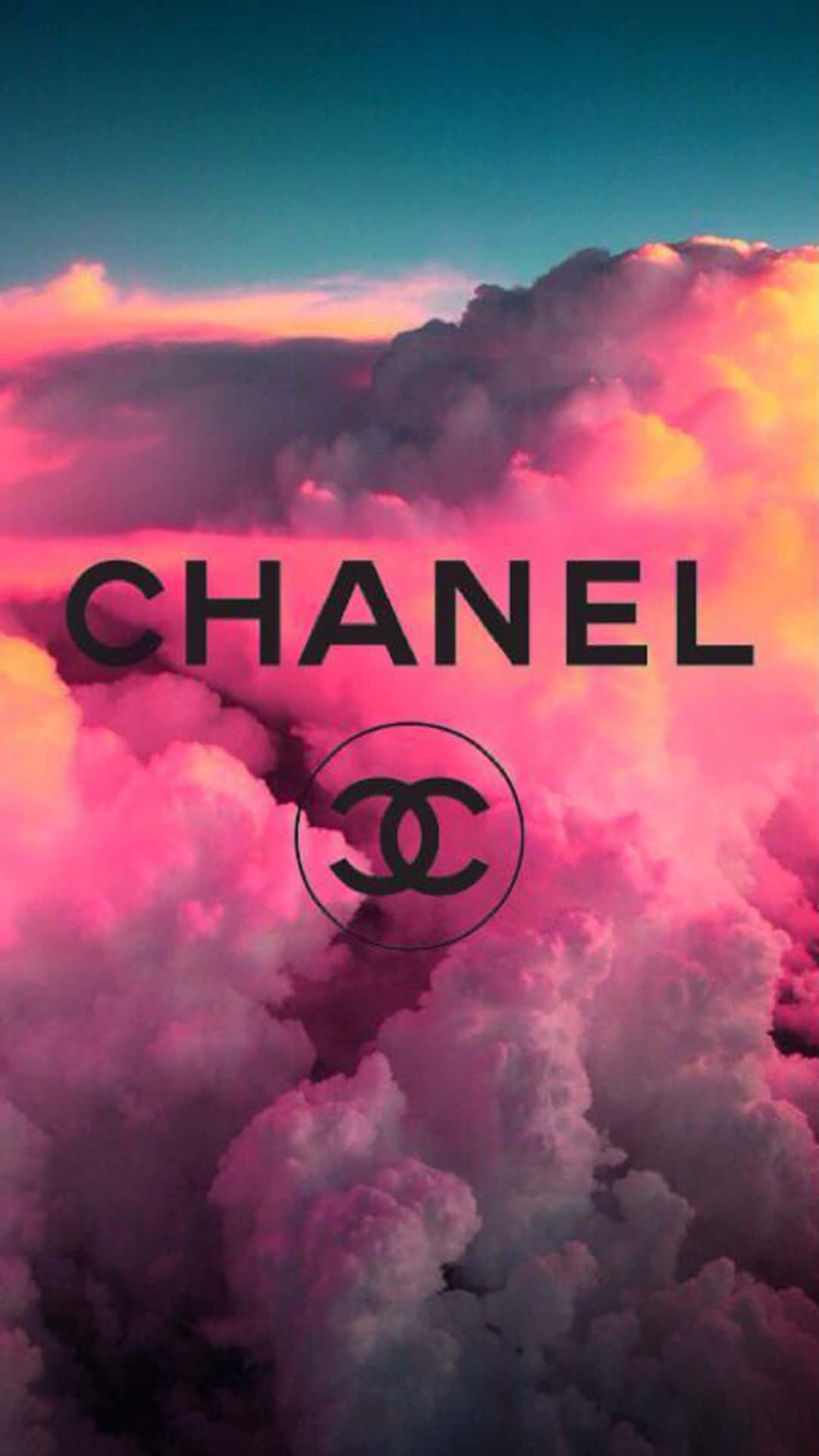 以香奈兒增添衣櫥的奢華與優雅 壁紙 — Chanel 標誌漂浮在夢幻般的粉紅色和橙色雲朵上，背景是藍綠色天空。