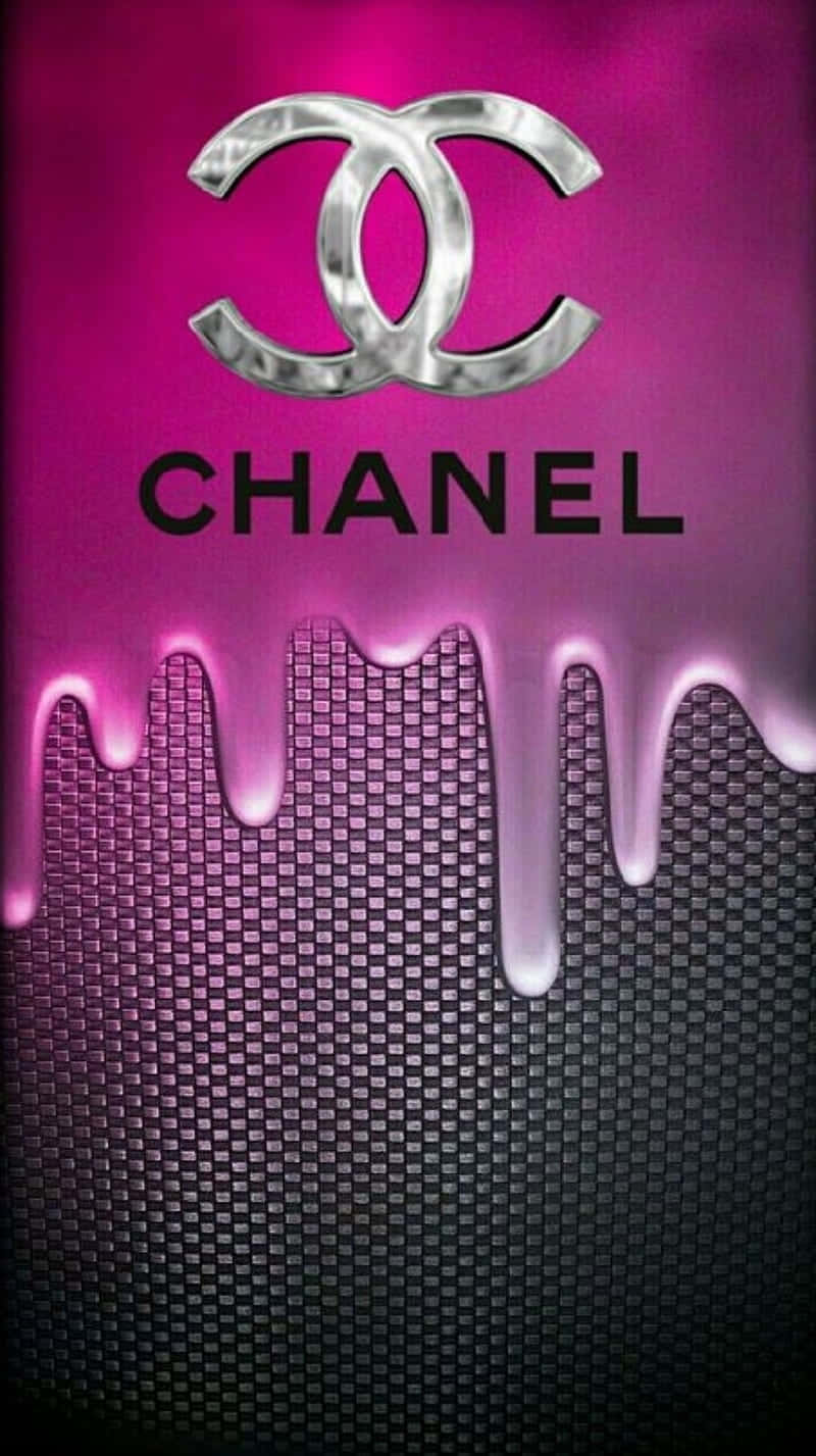 以香奈兒展現奢華風格 壁紙 — 閃亮的銀色 Chanel 標誌在帶有紋理的深色網格背景上滴落鮮豔的粉紅色油漆。