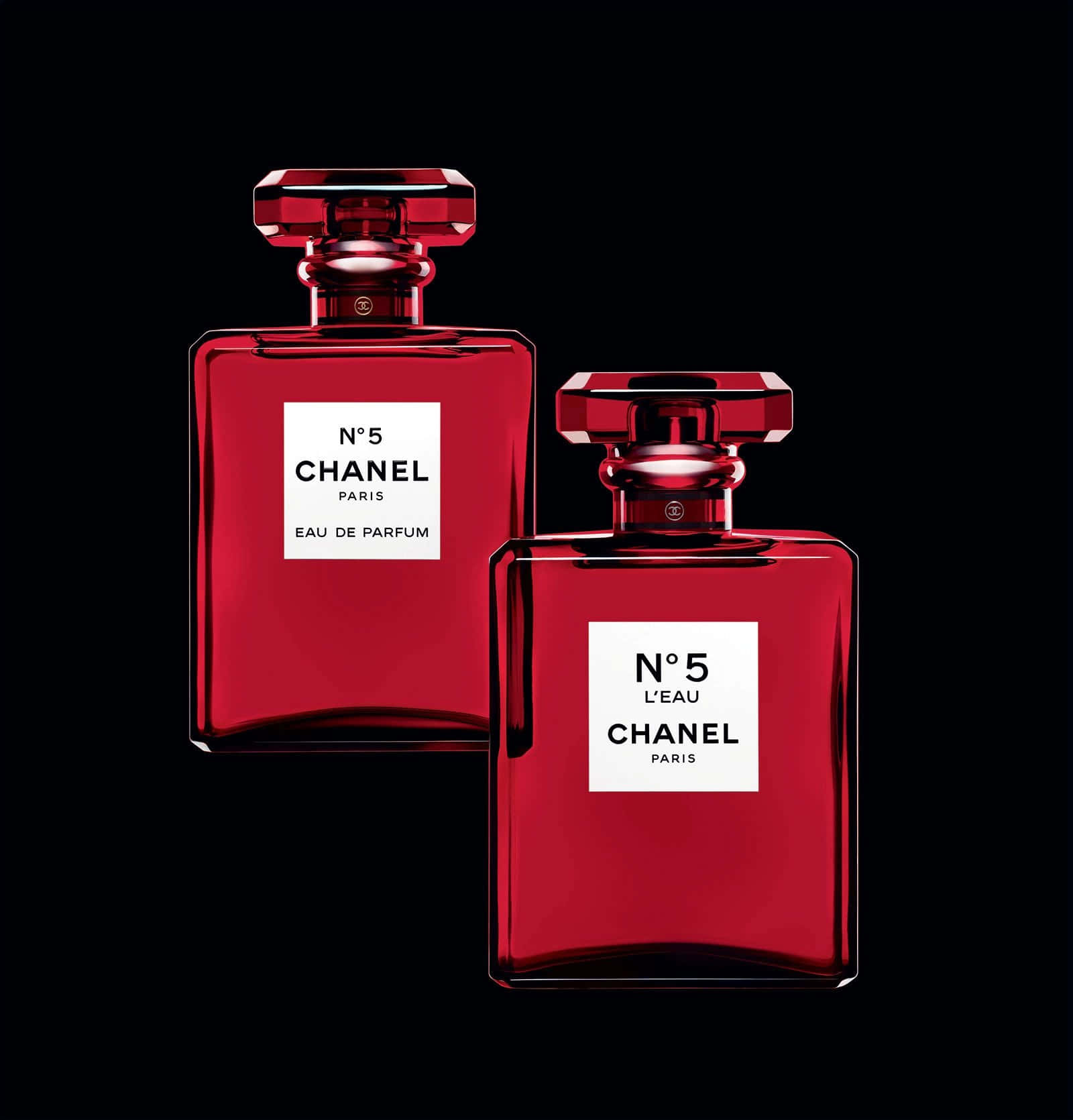 以香奈兒步進奢華，展現時尚品味 壁紙 — 兩支亮面紅色Chanel香水瓶立在純黑背景前，一支標有N°5 Eau de Parfum，另一支標有N°5 L'Eau。