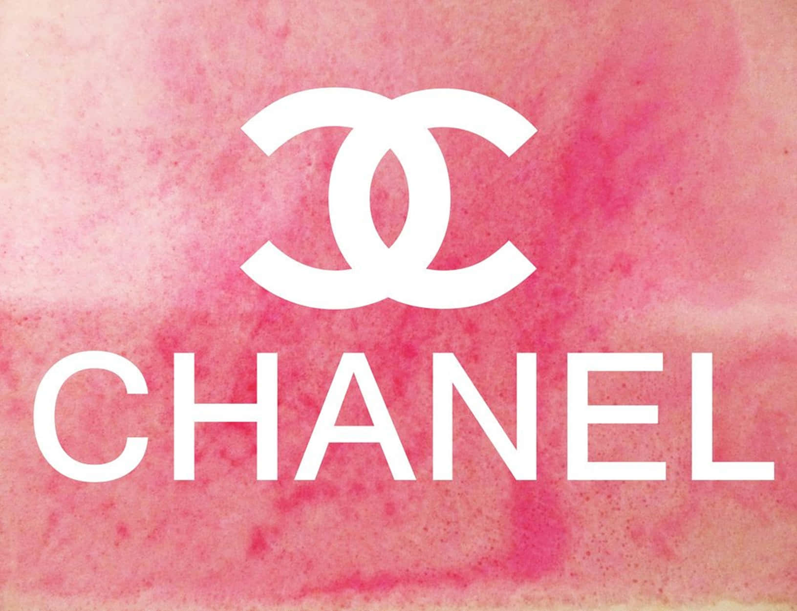 以香奈兒甜美展現酷炫風範 壁紙 — 白色Chanel標誌和文字在帶有紋理的粉紅色水彩背景上突出顯示。