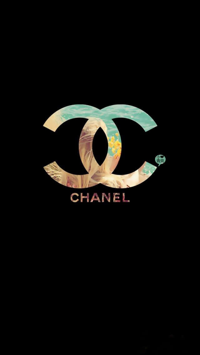 以香奈兒經典作品展現時裝秀般的風采 壁紙 — Chanel 標誌帶有花卉和海洋紋理，置於純黑背景上。