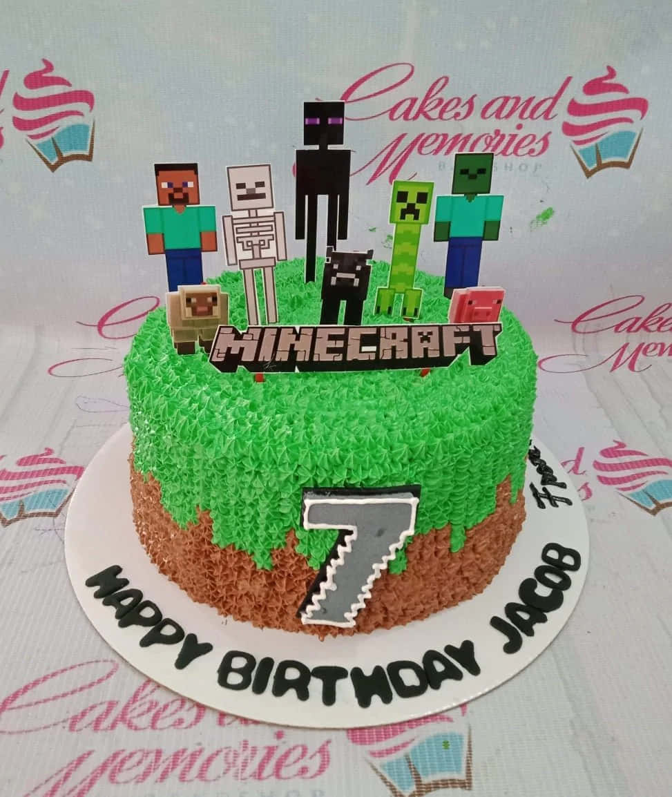 以驚豔的Minecraft蛋糕滿足孩子對Minecraft的熱愛 壁紙 — 一個以Minecraft為主題的生日蛋糕，上面有像素化的角色和一個數字七的裝飾，放在一個草狀的棕色底座上。