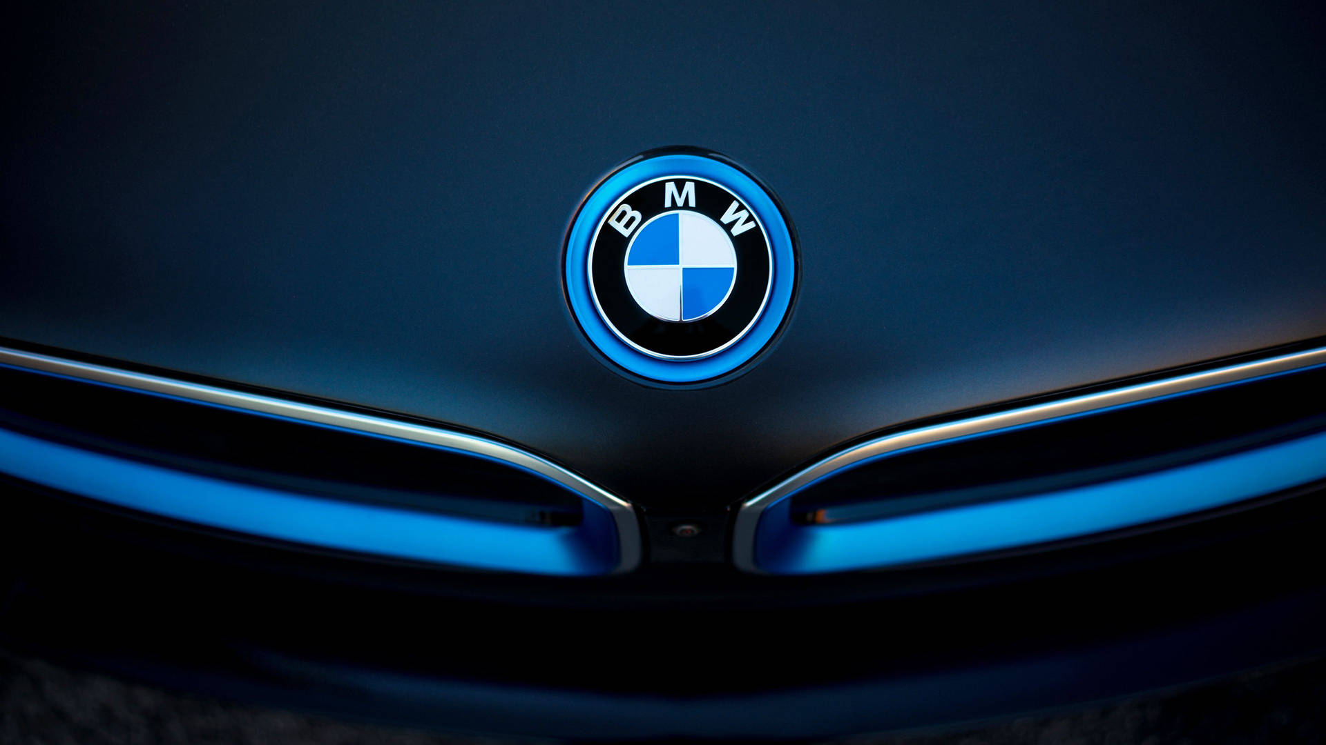 BMW標誌在深色引擎蓋上以藍色照亮，配以時尚車頭燈。