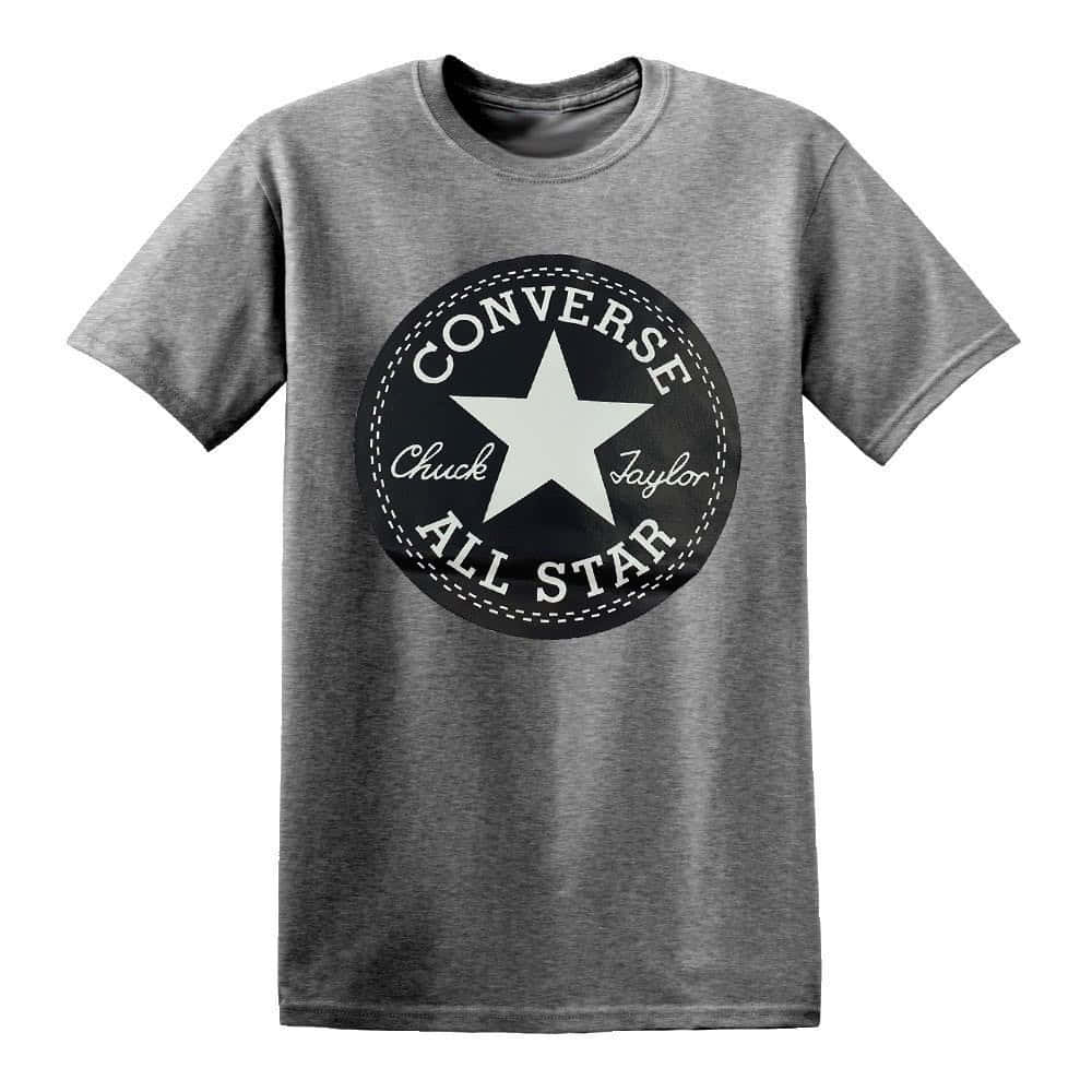 以鮮豔色彩展現個人風格 壁紙 — 灰色混色T恤，帶有經典黑白Converse Chuck Taylor All Star標誌，配有縫製的圓圈和星星。