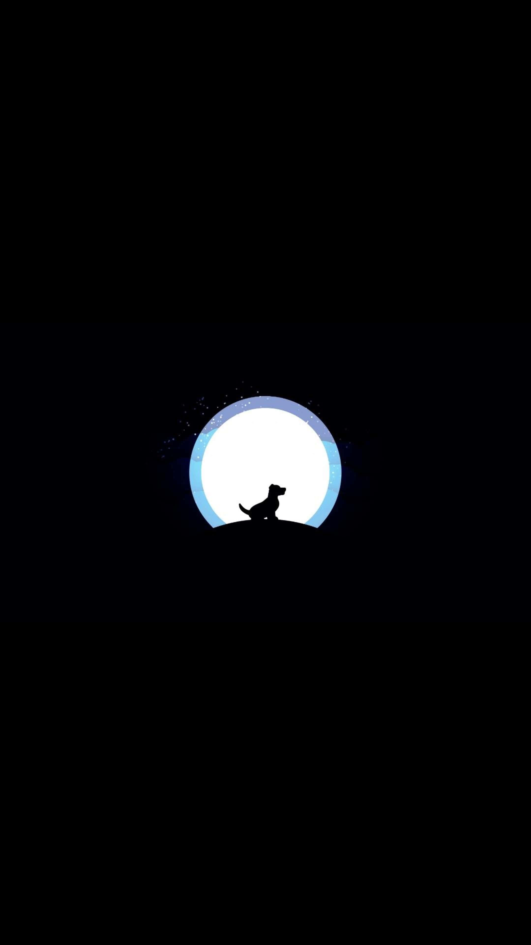 以鮮豔色彩與深邃黑色讓您的壁紙栩栩如生：Best AMOLED 壁紙 — 一隻狗的剪影坐在山頂上，背景是發光的滿月，營造出極簡的夜景。