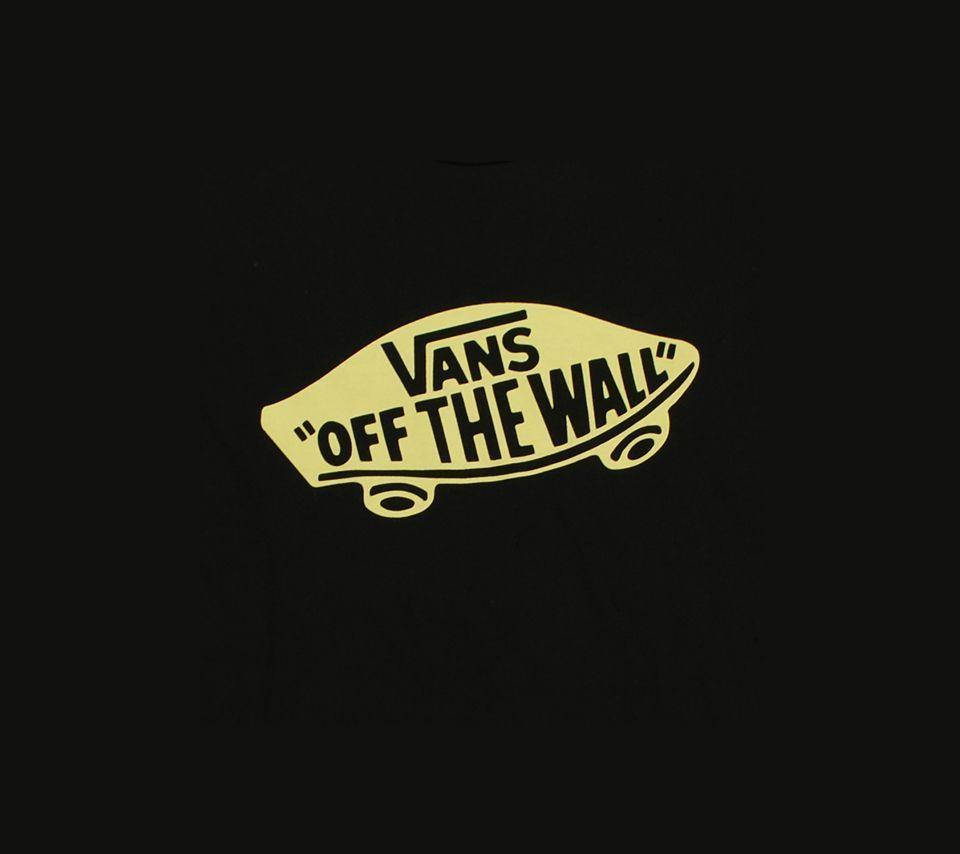 黑色T恤布料上的黃色Vans Off The Wall標誌。