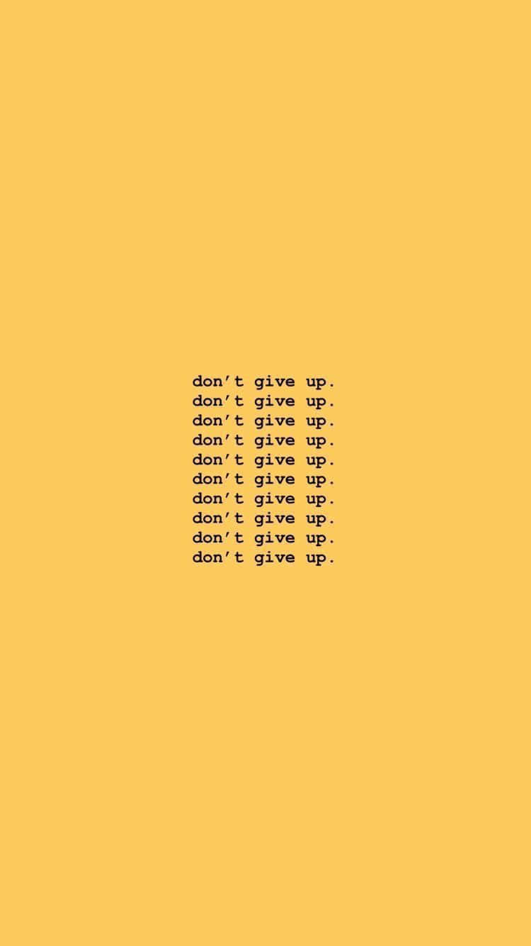 在芥末黃色背景上重複的勵志名言 don't give up
