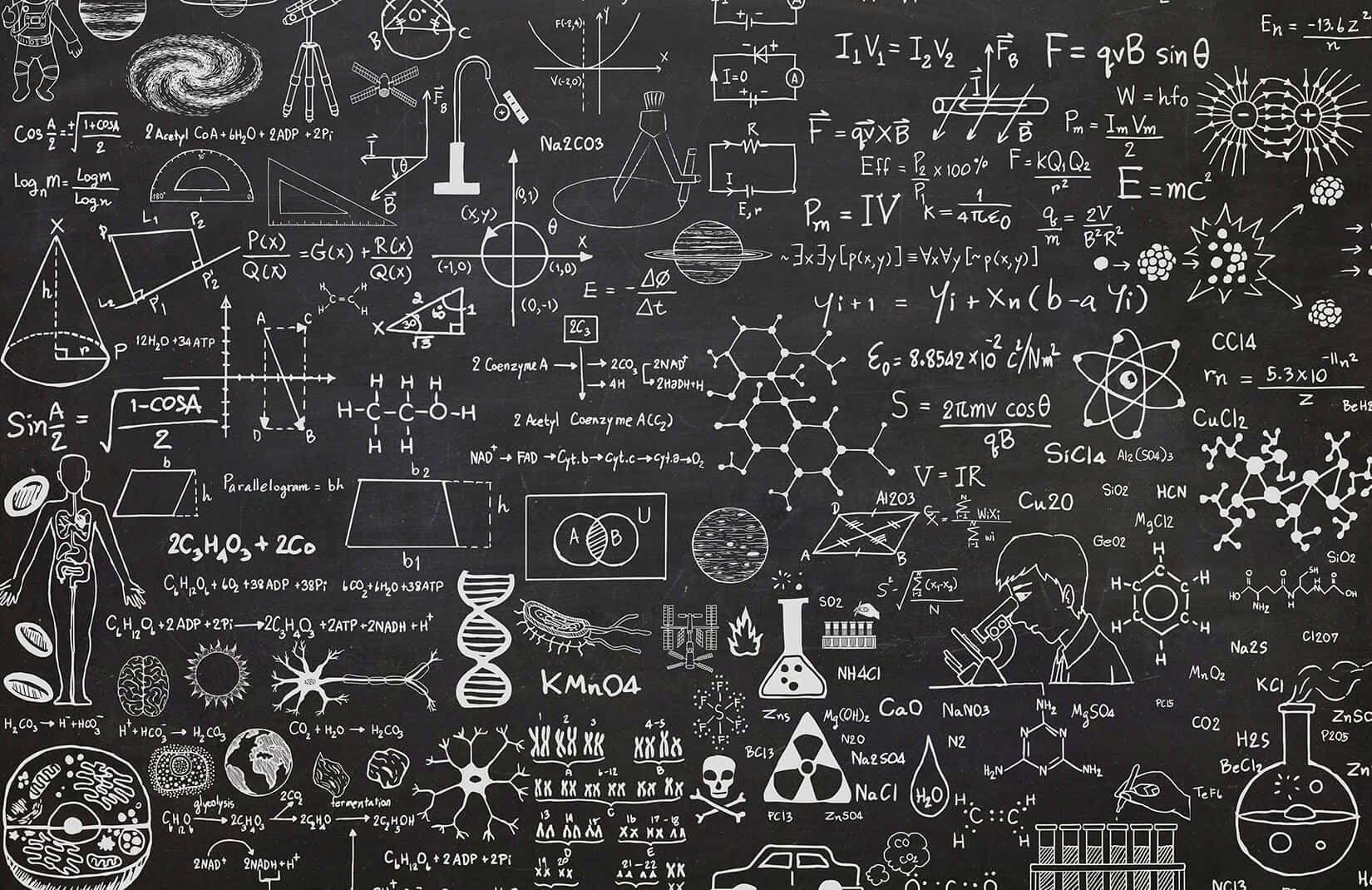 黑色黑板覆蓋著白色粉筆的科學方程式、圖表和符號。