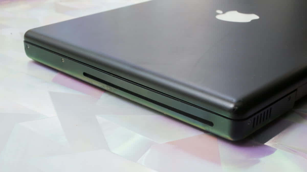 幾何圖案表面上的黑色Apple手提電腦
