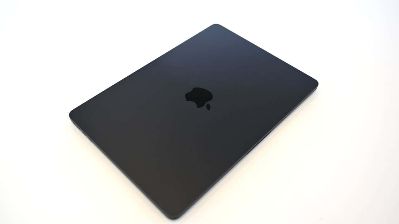 白色背景上關閉的黑色MacBook
