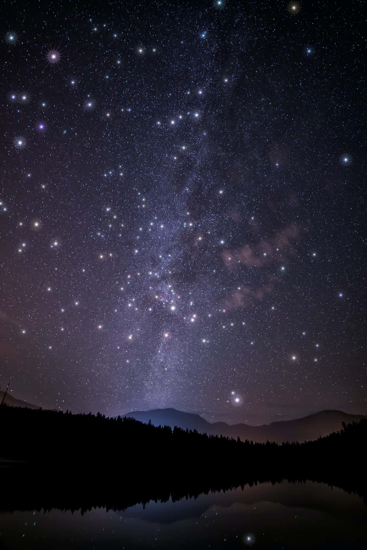 銀河在山脈和湖面反射上空的星空夜景