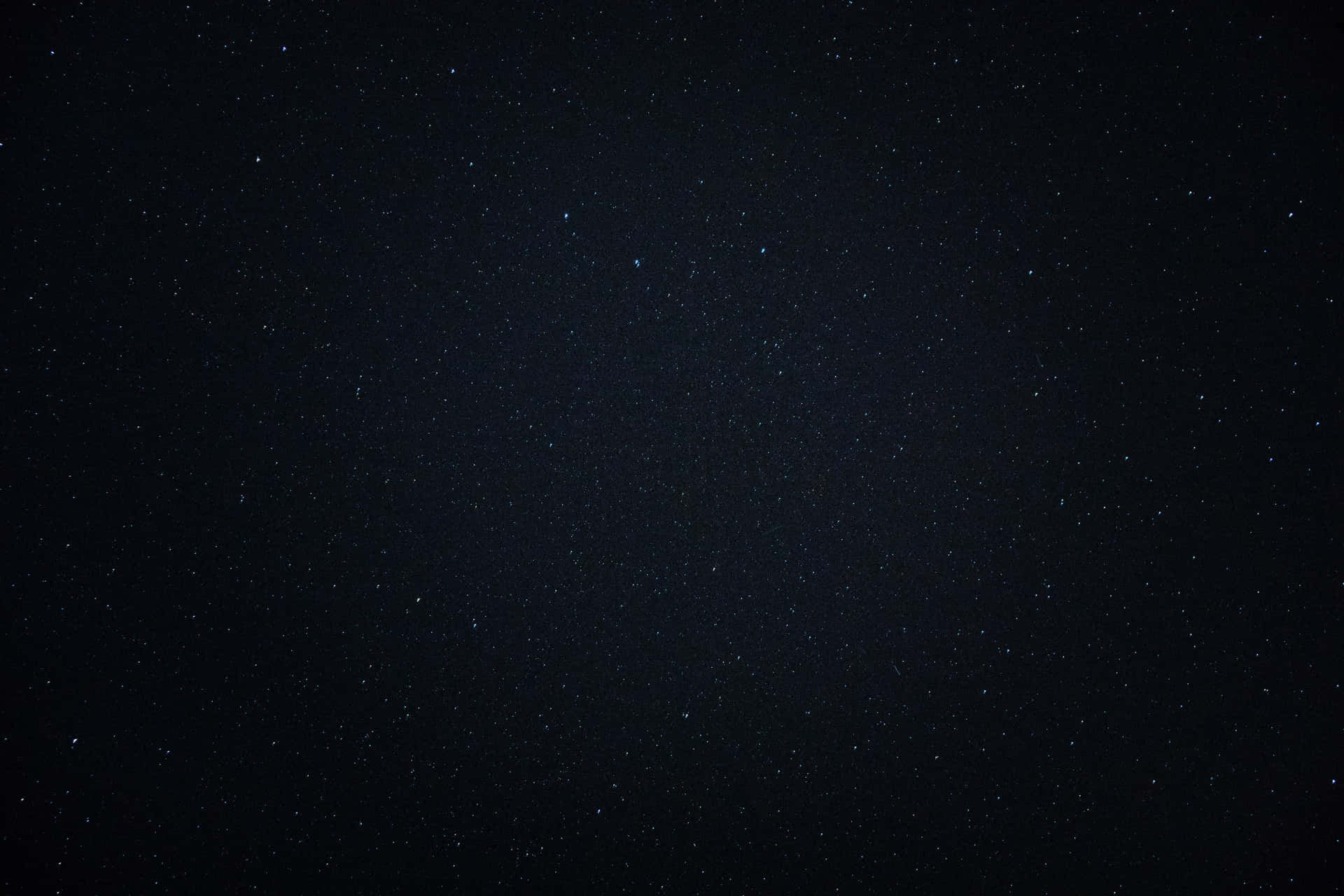 在深藍色背景上，無數星星點綴的星空。