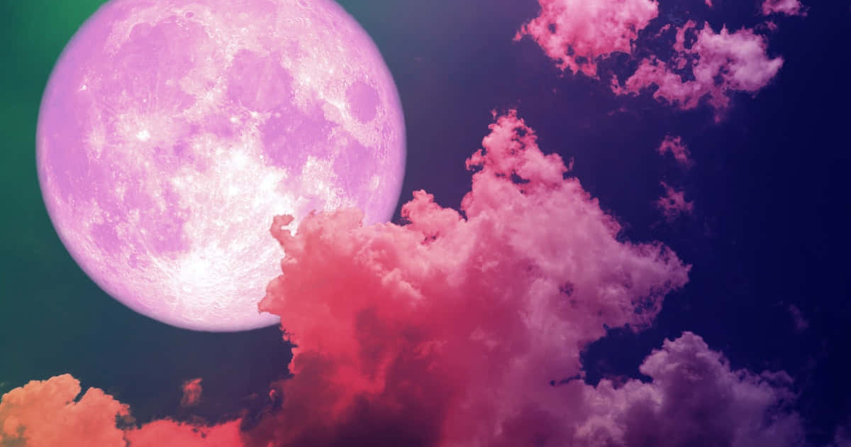 仰望夜空，欣賞神聖的粉紅月亮 壁紙 — 一顆巨大的發光粉紅色月亮照亮了深紫色天空下鮮豔的粉紅色和橙色雲彩。