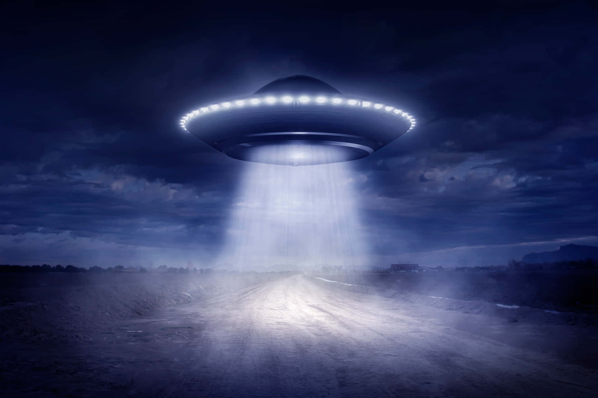 一個發光的UFO在黑暗的道路上空盤旋，投射出光束。