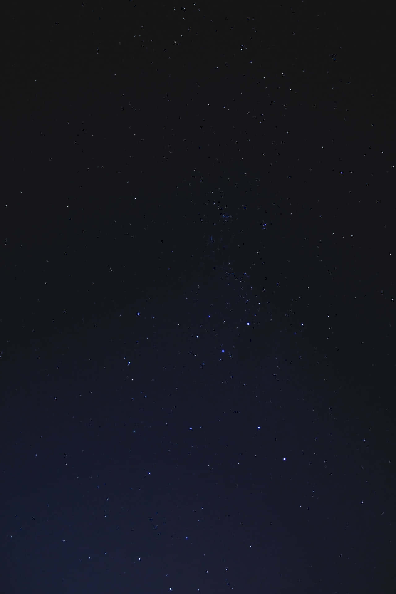 從深藍到淺藍漸變的星空夜空。