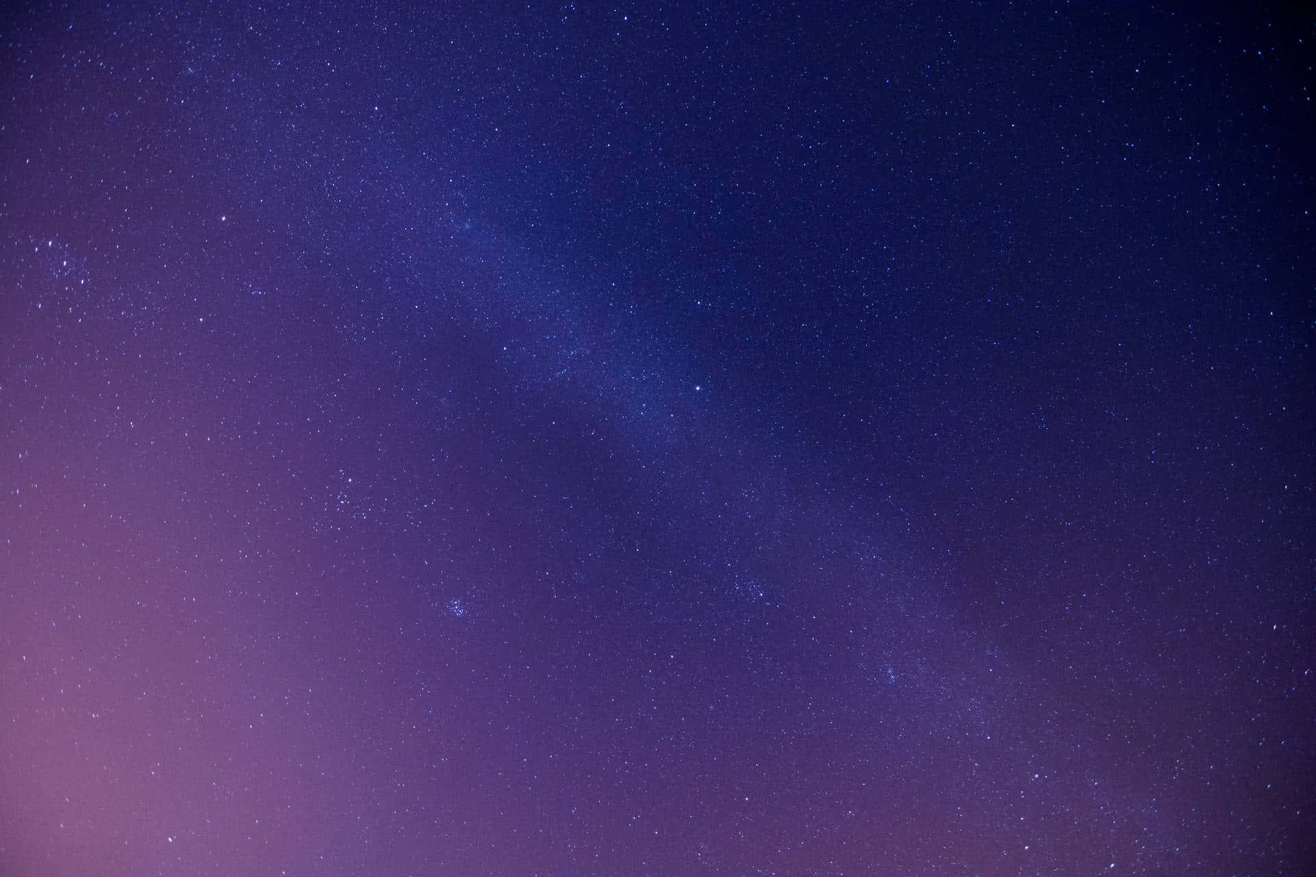 仰望繁星璀璨的夜空 壁紙 — 一個令人嘆為觀止的夜空，充滿了無數的星星，柔和的紫色漸變逐漸融入深藍色。