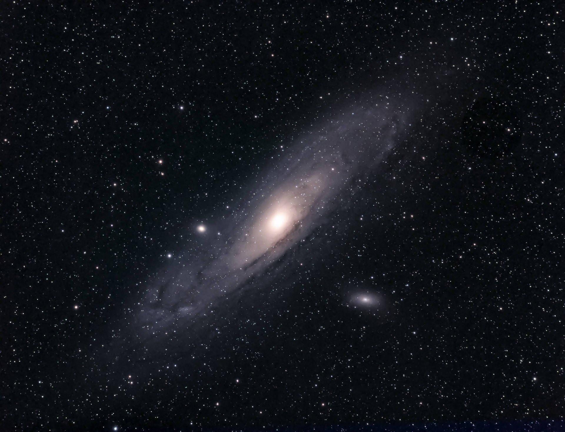 帶有明亮核心和星空背景的螺旋星系