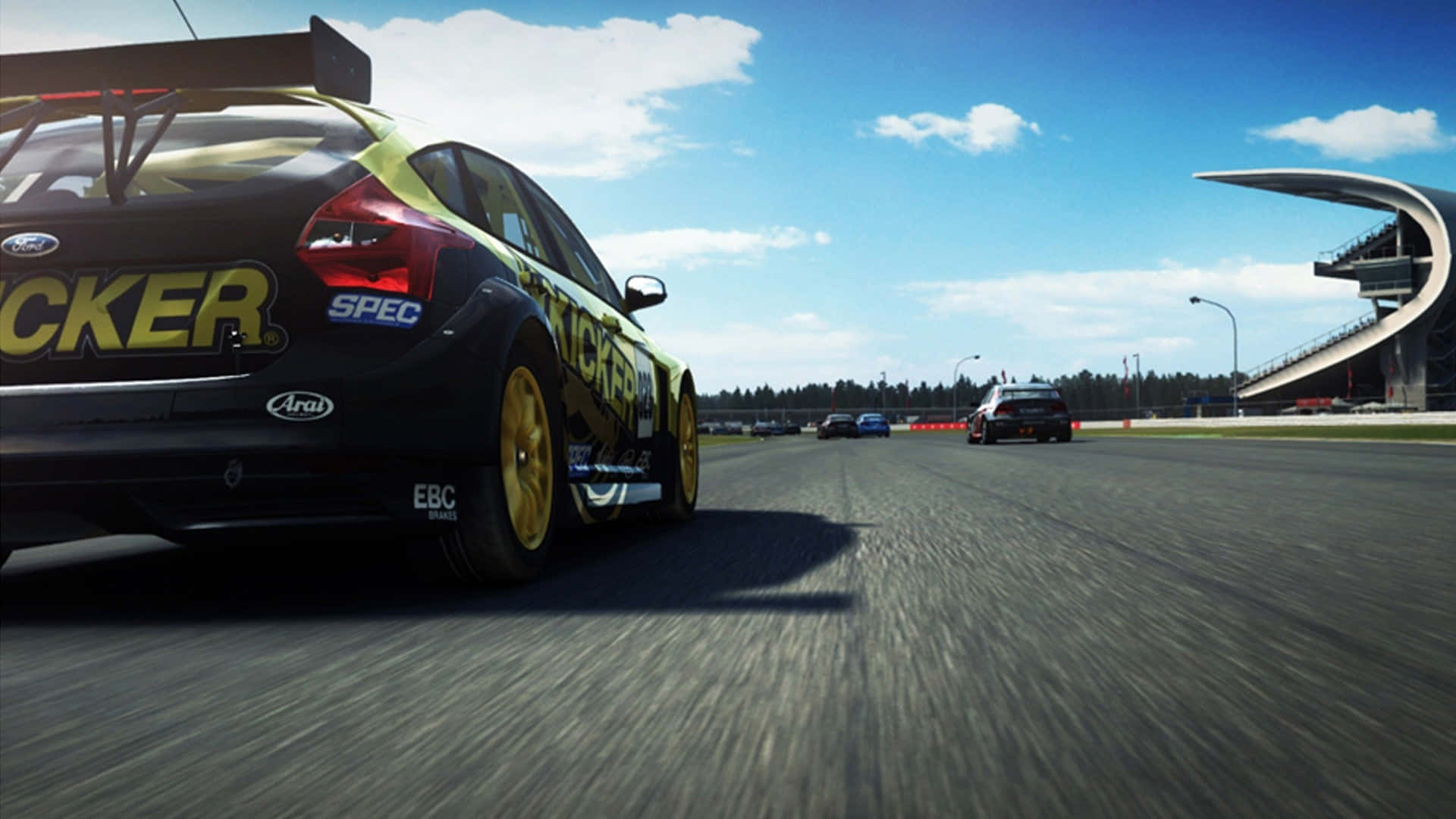 任天堂Switch平台《GRID Autosport》高清背景 壁紙 — 一輛黑黃色賽車在陽光明媚的賽道上疾馳，遠處有看台和其他賽車。