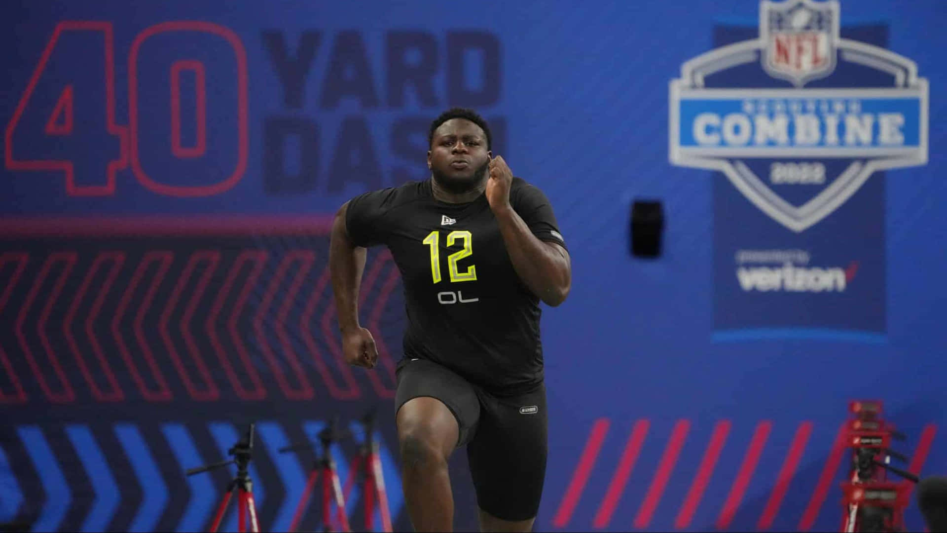 足球員在NFL聯合測試中跑40碼衝刺。