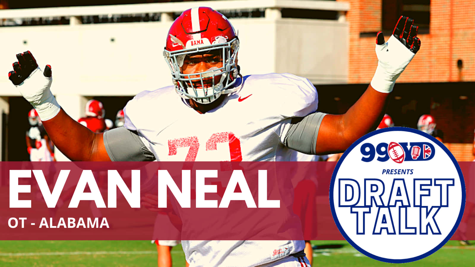 足球運動員 Evan Neal 身穿阿拉巴馬大學球衣在陽光明媚的球場上慶祝。