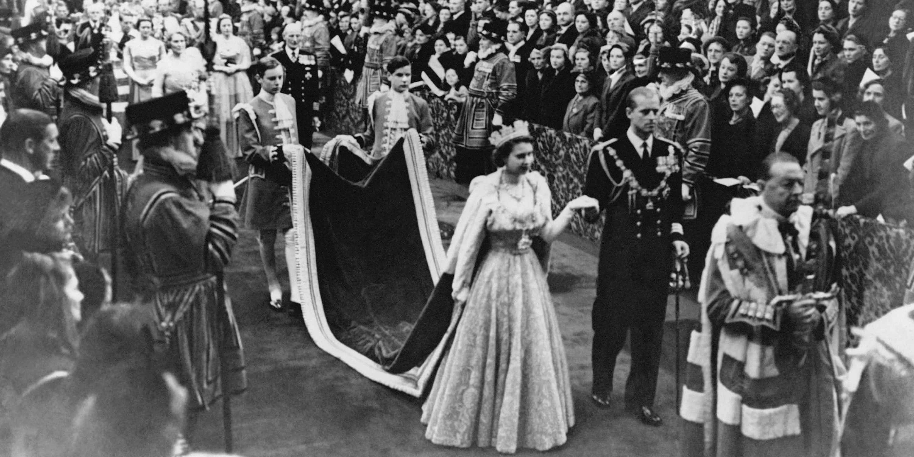 Queen Elizabeth 桌布 壁紙 — 伊利沙伯二世女王與菲臘親王在黑白格式的正式皇室巡遊中穿過人群。