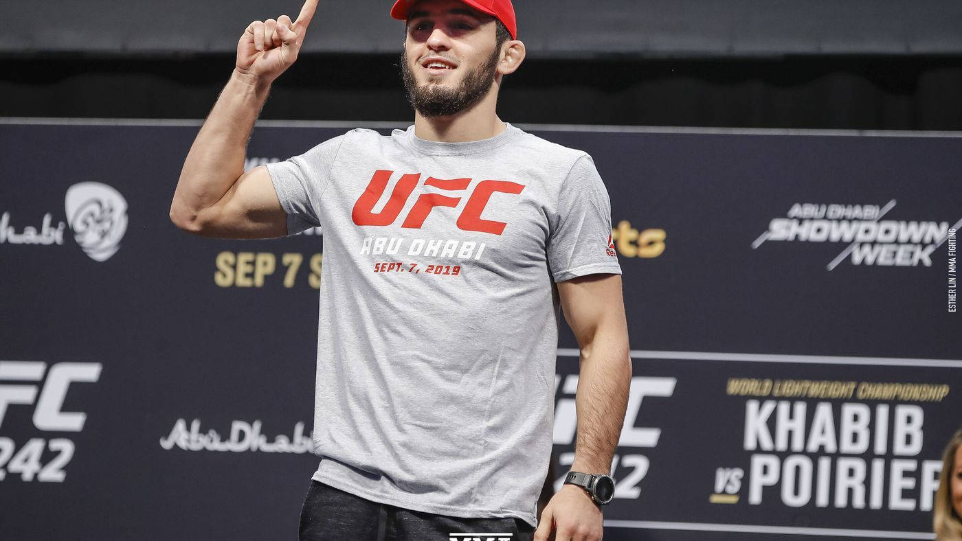 UFC戰士Khabib Nurmagomedov在稱重活動中向上指。