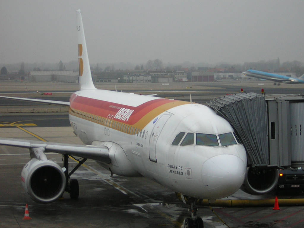 伊比利亞航空飛機在雨天停泊在機場閘口