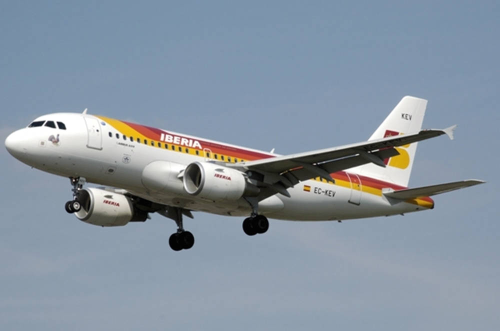 伊比利亞航空飛機放下起落架在藍天飛行