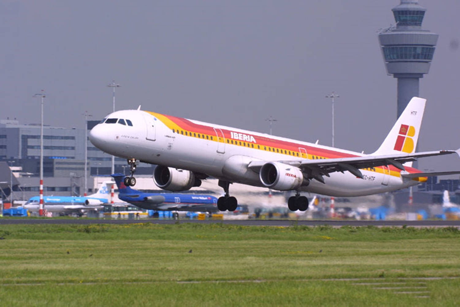 伊比利亞航空飛機從跑道起飛，控制塔清晰可見。