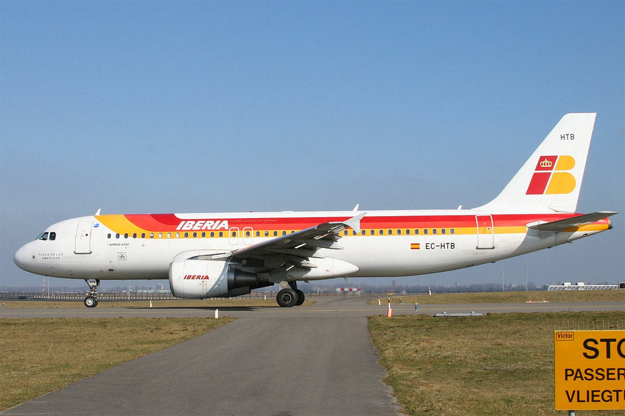 伊比利亞航空飛機在機場跑道滑行，背景為晴朗藍天。