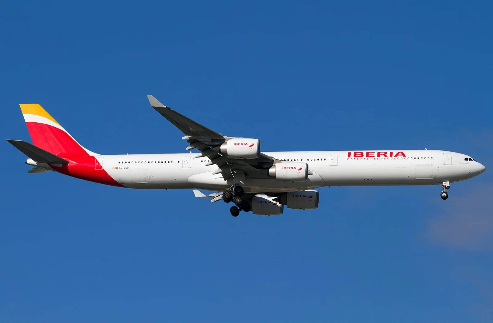 伊比利亞航空飛機在藍天下飛行，起落架放下