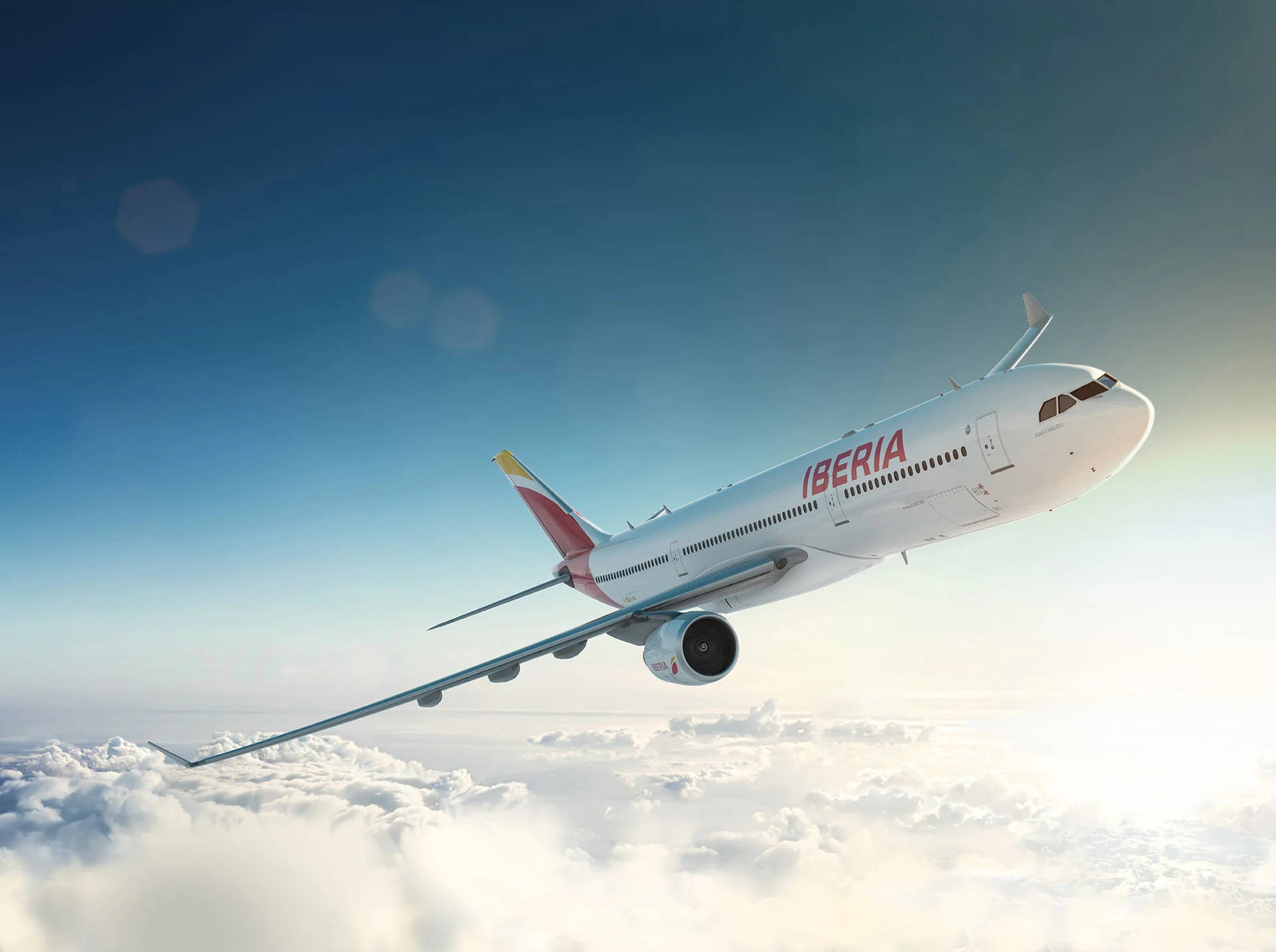 伊比利亞航空飛機在明亮藍天中飛越雲層