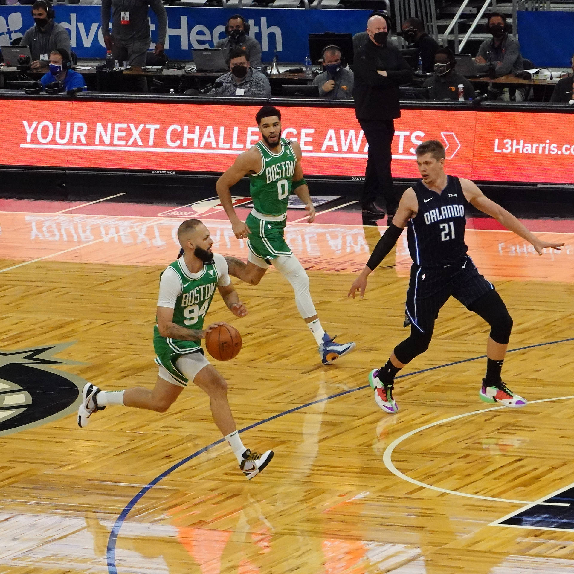波士頓塞爾特人球員在NBA比賽中運球越過奧蘭多魔術防守球員。