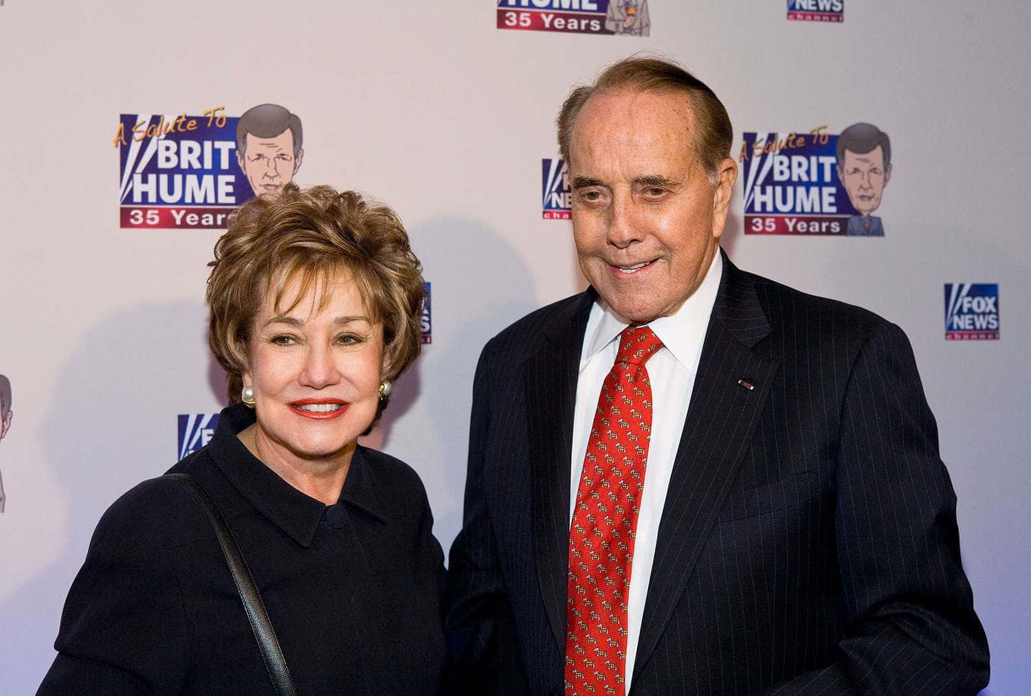 一男一女在Brit Hume 35週年活動上微笑。
