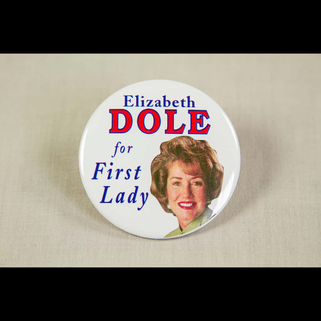 米色布料上的一枚支持伊麗莎白·多爾擔任第一夫人的政治競選徽章。