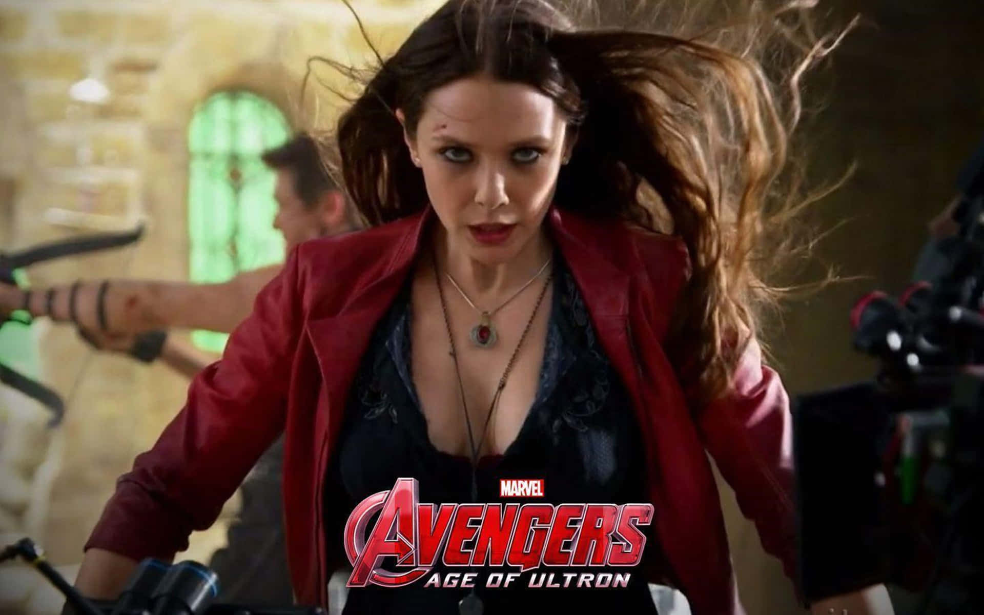 Wanda Maximoff 在《復仇者聯盟2：奧創紀元》動作場景中身穿紅色皮褸。