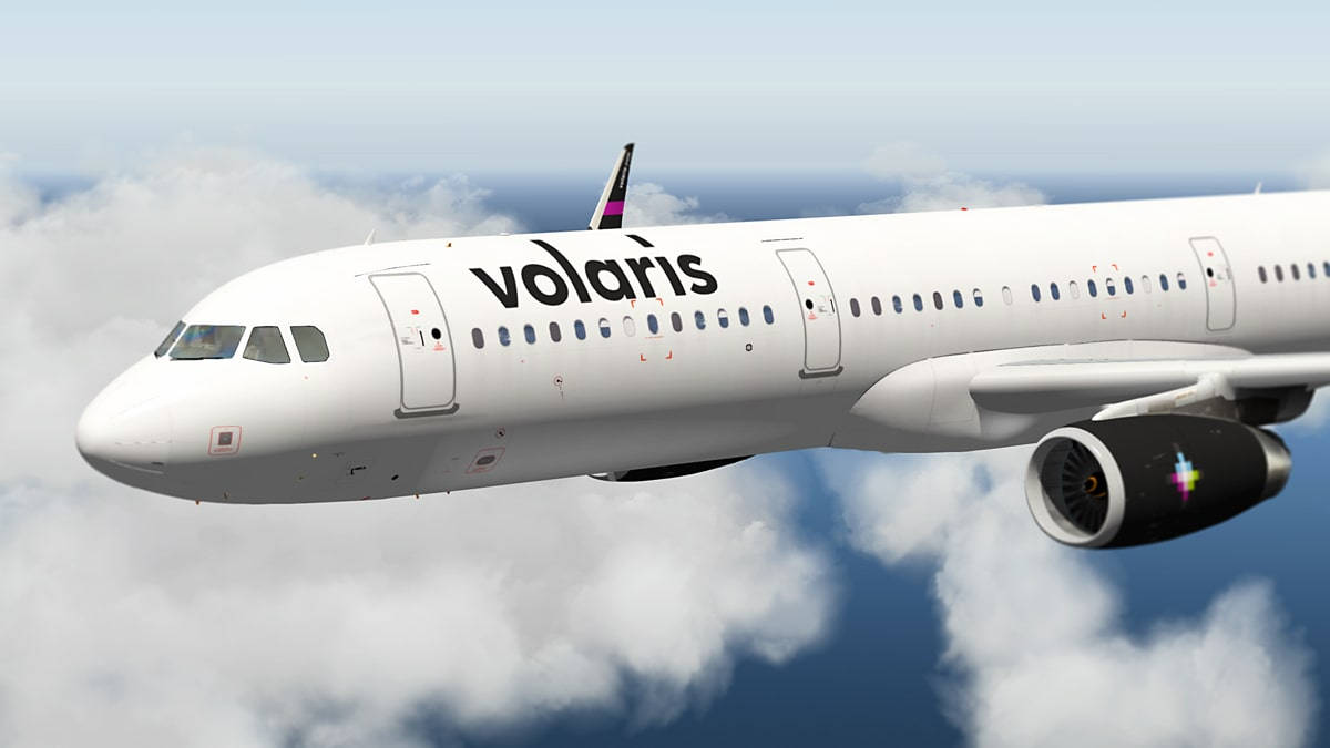 一架Volaris飛機在藍天白雲上方飛行。