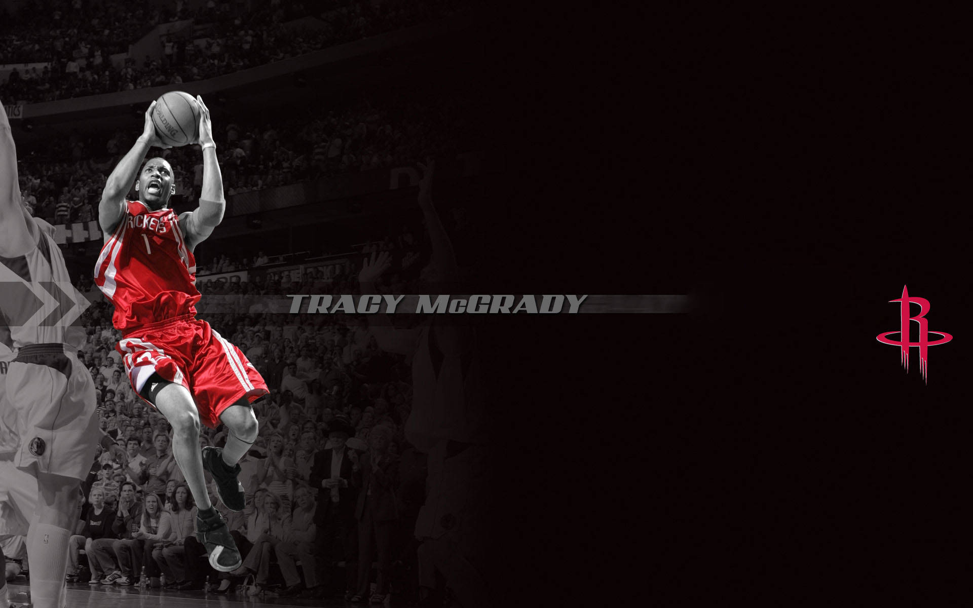 身穿紅色火箭隊球衣的 Tracy McGrady 在場館中跳起投籃。