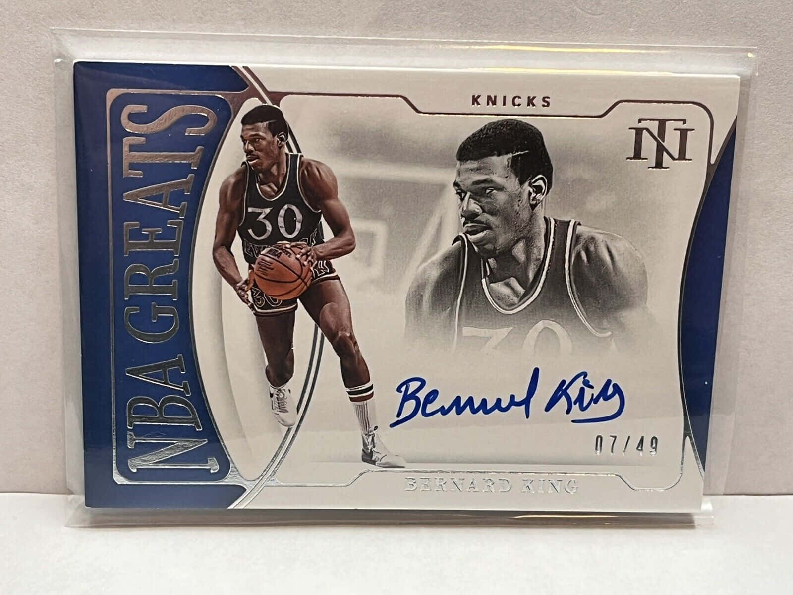 簽名Bernard King NBA交易卡，着住Knicks波衫揸住籃球。