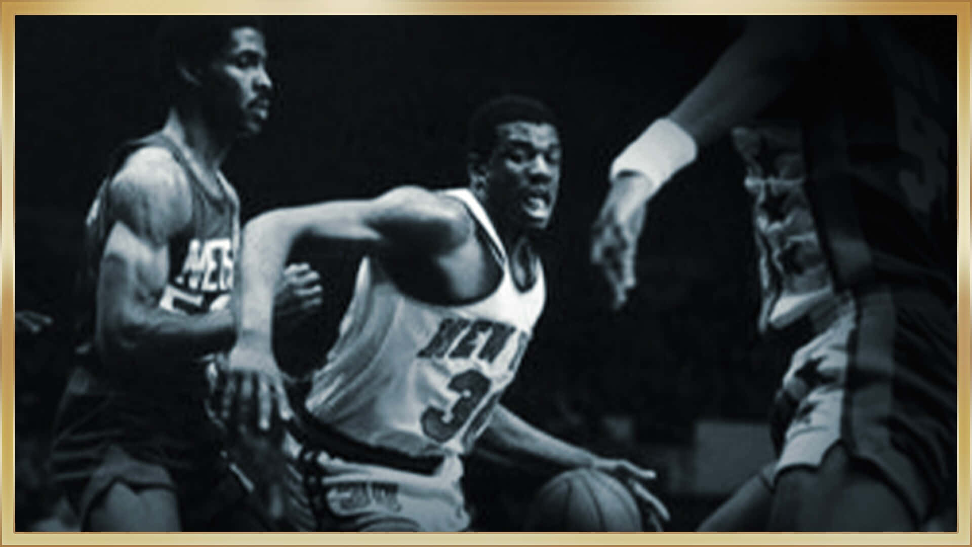 伯納德·金1985年NBA賽事 壁紙 — 一張黑白動作照片，拍攝一名身穿紐約人隊球衣的籃球運動員在比賽中激烈運球。