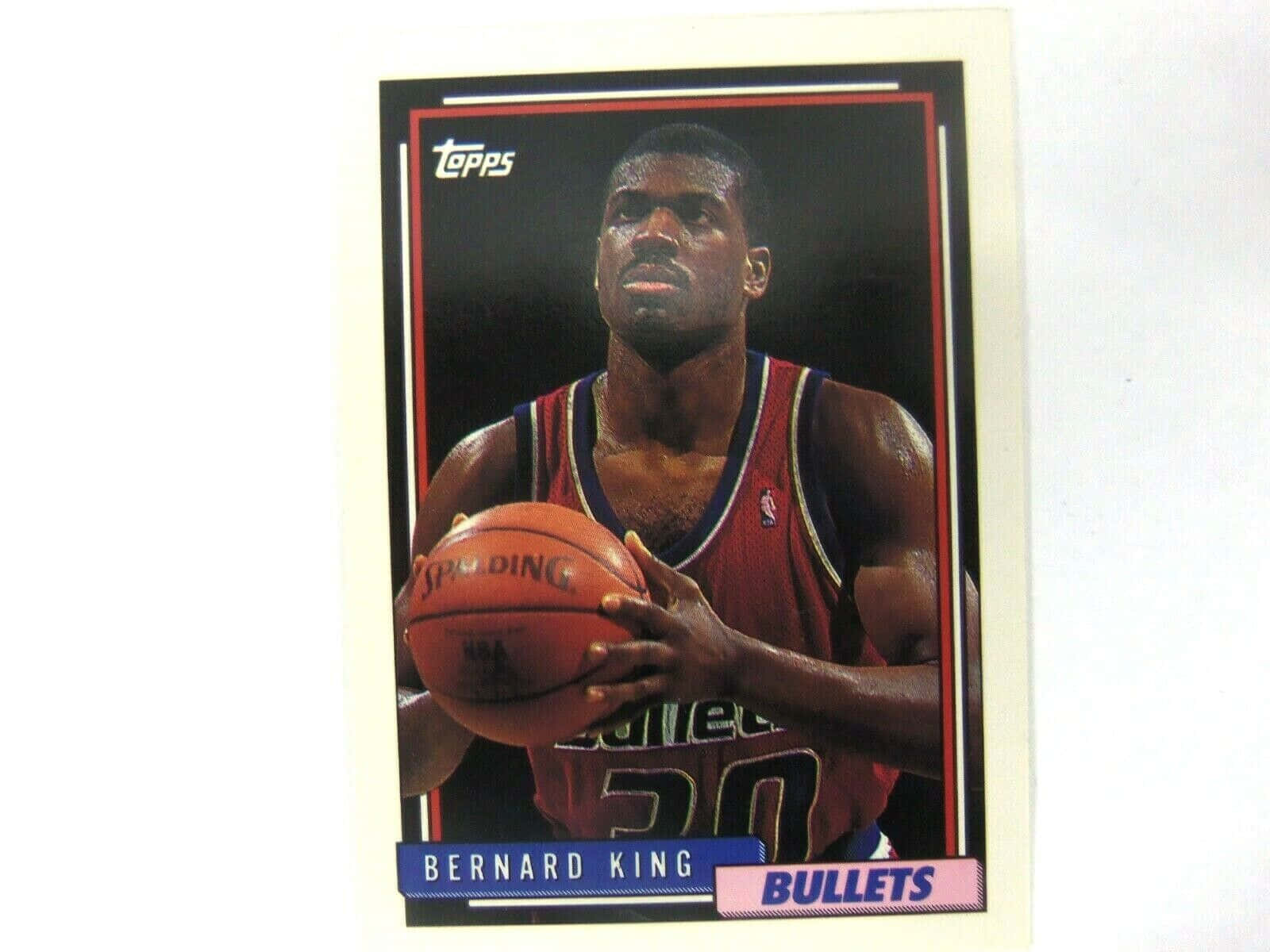 Bernard King 在復古 Topps 交易卡上手持籃球。